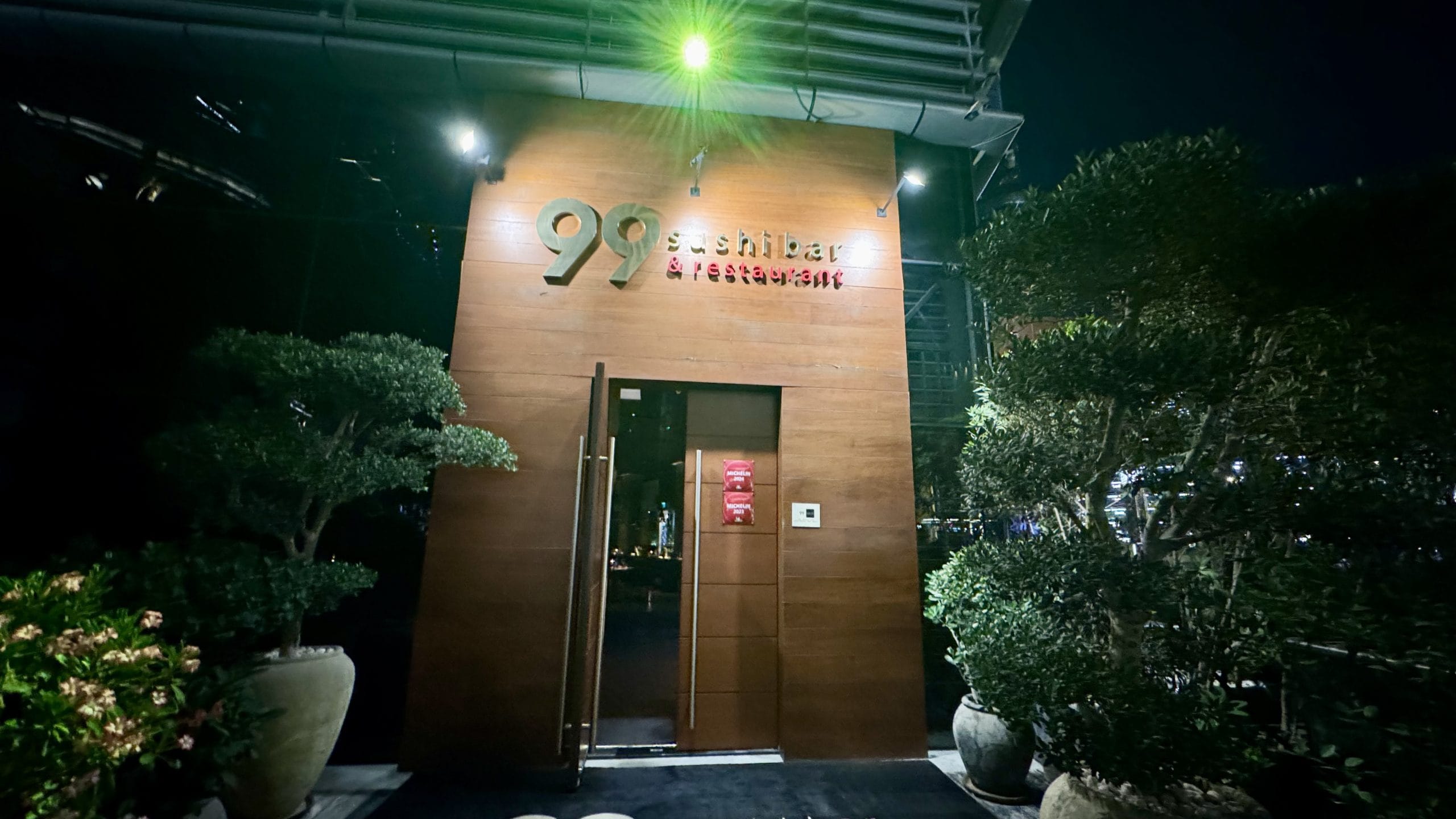 ドバイの高級和食レストラン99のエントランス