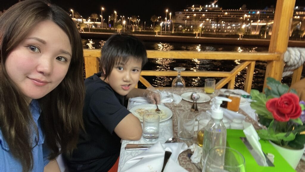 ドバイのクルーズで食事