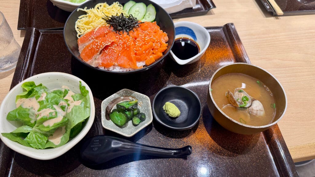 マレーシアのやよい軒：サーモン丼