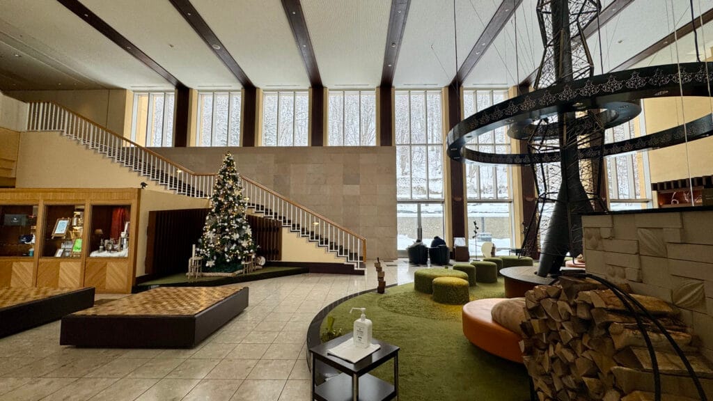 【定山渓 鶴雅リゾートスパ 森の謌】のロビー